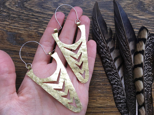La Fletcha hoop earrings, metalwork arrow hoops, geometric jewelry, sculptural earrings